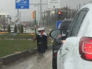 Ne Yağmur Ne De Virüs Tehlikesi ‘Dilenmekten’ Alıkoyamadı