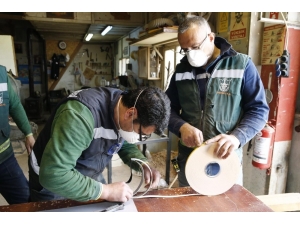 Konak’ta Atölyeler Virüse Karşı Siperlik Üretiyor