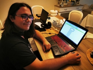 Lise Öğrencileri Sağlık Çalışanları İçin Yüz Siperliği Üretiyor