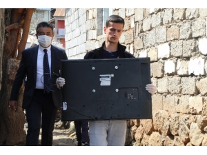 Müdür, 2 Kardeşe Eğitimden Uzak Kalmasın Diye Tv Götürdü