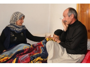 Atın Çiftesi İle Çenesi Kırılan Çocuk Yardım Bekliyor