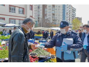 Ankara Zabıtası Pazarcı Esnafına Maske Dağıtıyor