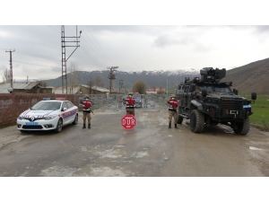 Jandarma Karantinaya Alınan Yerleşim Alanlarında Nöbetini Sürdürüyor