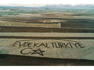 Çiftçiler Traktörle Tarlaya ‘ Evde Kal Türkiye’ Yazdı