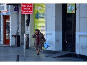 İstanbul’da Şiddetli Rüzgar Etkili Oluyor