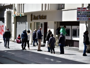 Emekliler İkramiye Kuyruğunda Sosyal Mesafe Kuralına Uydu