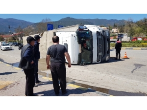 22 Ton İp Yüklü Tır Kavşakta Refüje Çarpıp Devrildi