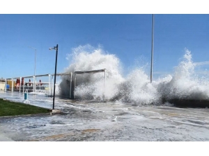 Marmara’da Hırçın Dalgalar: Dev Dalgalar 30 Metreye Ulaştı