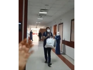 Diyarbakır’da Korona Virüsü Yenen Hasta Alkışlarla Taburcu Edildi