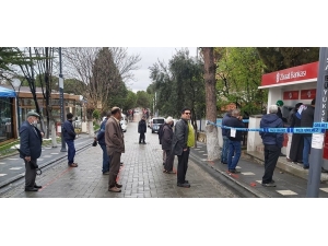 Gördes’te Banka Ve Atm’lerde Bir Metre Kuralı