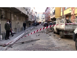 Sultangazi’de Uçan Çatı 4 Araca Zarar Verdi