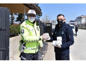 Görev Başındaki Polis, Jandarma Ve Sağlık Çalışanlarına Kandil Simidi İkram Edildi