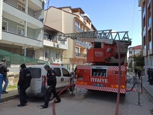 2 Katlı Binada Çıkan Yangın Paniğe Neden Oldu