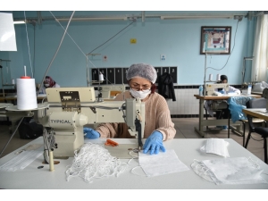 Selçuklu’da Gönüllülük Esasıyla Günde 15 Bin Tıbbi Maske Üretiliyor