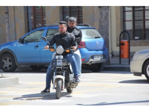 ‘Evde Kal’ Çağrılarına Rağmen Sokağa Çıktılar