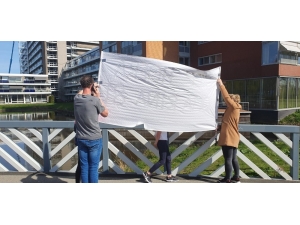 Hollanda’da Huzurevinde Kalan Annelerinin 81. Yaşını Pankartla Kutladılar