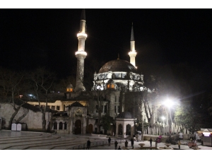 Berat Kandili’nde Camiler Korona Virüs Tedbirleri Nedeniyle Boş Kaldı