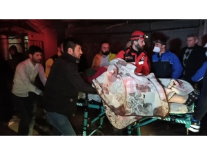 3 Katlı Binada Çıkan Yangın Mahalleliyi Sokağa Döktü