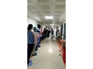 Korona Virüsü Yenen Hastayı Sağlık Görevlileri Alkışlarla Uğurladı