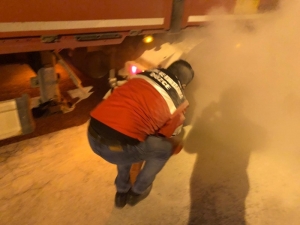 Bolu Dağı’ndan İnen Kamyon Uygulama Noktasında Lastiklerinden Tutuştu