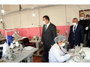 Hakkari’de Günde 10 Bin Cerrahi Maske Üretiliyor