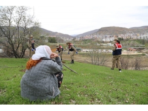 Tunceli’de 88 Yaşındaki Sakine Ninenin, Bahçesine Fidanları Dikildi