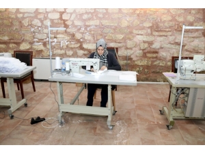 500 Yıllık Tarihi Mekanda Maske Üretiliyor