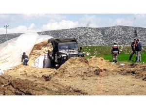 Jandarma Yaşlı Çift İçin Saman Taşıdı