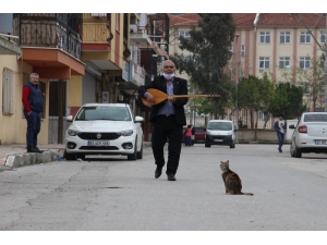 ‘Aşık’ Muhtardan Mahalle Sakinlerine Korona Konseri