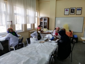 Gönüllü Kadın Usta Öğreticiler, Maske Üretimine Başladı