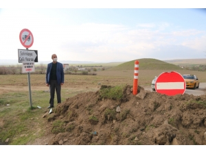 Muhtar Bir Çok Yolu Kapattı, Seyyar Satıcı Ve Hurdacıların Girişlerini Yasakladı