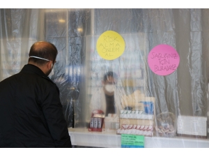 Korona Virüse Karşı Eczaneyi Naylonla Kapladılar