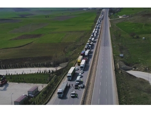 Kilometrelerce Uzanan Araç Kuyruğu Havadan Görüntülendi