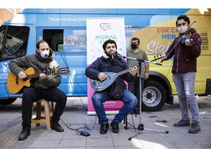Korona Virüse Karşı Moral Timi: Sokak Sokak Gezip Konser Veriyorlar
