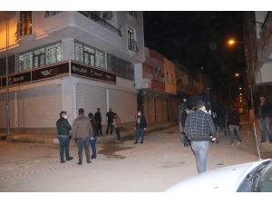 Balkondan Kavgayı Seyreden Gencin Başına Kurşun İsabet Etti