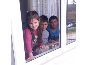 Evlerinden Çıkmayan Minik Kardeşlerden Anlamlı Mesaj