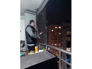 Keman Virtüözünden Balkonda Muhteşem Resital