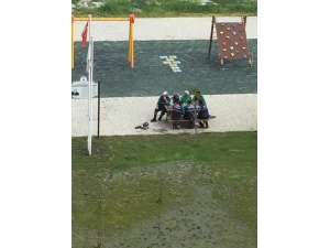 Sosyal Mesafe Uyarısı Yapıp Sosyal Mesafeyi Hiçe Saydılar