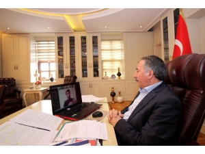 Aiçü Rektörü Prof. Dr. Karabulut, Öğrencilerin Sorularını Yanıtladı