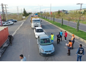 Şanlıurfa’ya Giriş Yapan Herkese Maske Dağıtılıyor