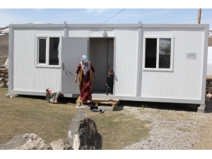 Depremzede Aileler Konteynerlere Yerleştiriliyor