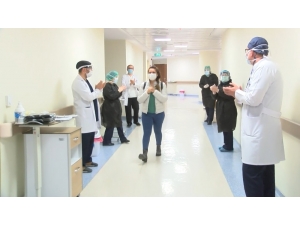 Taburcu Olan Sağlık Çalışanı Mahallesinde Alkışlarla Karşılandı