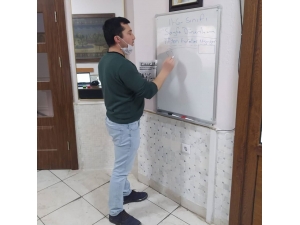 Video Konferans Yöntemiyle Öğrencilerine Gazetecilik Dersi Verdi