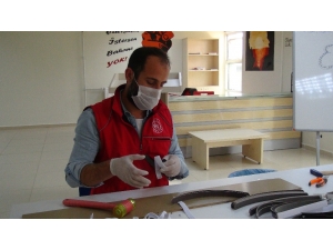 Kızıltepe Gençlik Merkezinde Yüz Korucusu Siper Üretiliyor