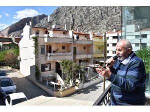 Amasya’da “Minik Kuş” Komşularına Balkondan Serenat Yapıyor
