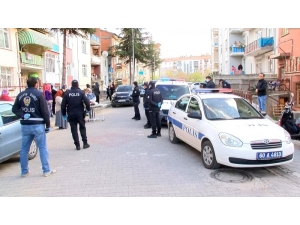 Bütün Mahalle Önce Kavga İhbarı Yaptı, Sonra Alkışladı