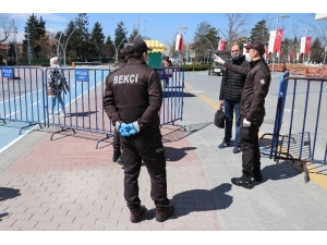 Bolu’da, Kentin En İşlek Caddesi Bariyerle Yayalara Kapatıldı
