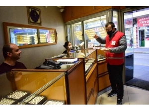 Akçakoca’da Kızılay Esnafa Maske Dağıttı