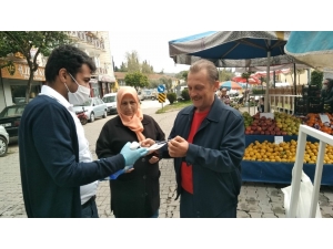 Pazar Alışverişine Gelenlere Eldiven Ve Maske Dağıtıldı