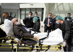 Kastamonu’nun İlk Pozitif Vakası Alkışlarla Taburcu Edildi